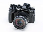 A OM System OM-1 II mantém, em grande parte, o mesmo formato compacto M43 de sua antecessora. (Fonte da imagem: OM System)
