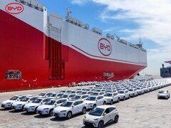 O transportador de carros da BYD em Shenzhen embarca pela primeira vez para o Brasil com 7.000 carros elétricos (Fonte da imagem: PDChina on X)