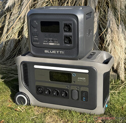 O Anker Solix F3000 é significativamente maior do que o Bluetti Elite 300, mas também mais potente.