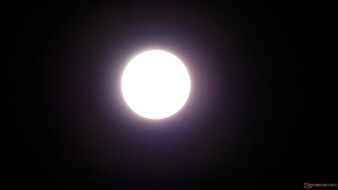 Uma foto não editada do sol usando o filtro solar incluído (Fonte da imagem: Marc Zander / Notebookcheck)