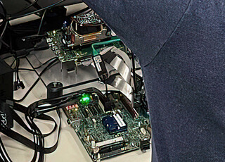GPU amostra de engenharia mais placa-mãe (Fonte de imagem: Raja Koduri)