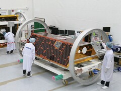 O Laboratório Nacional de Los Alamos desenvolve o "Spacecraft Speedometer" para melhorar o rastreamento de satélites em órbitas congestionadas. Na foto: Engenheiros trabalhando no satélite GRACE-FO da NASA (Fonte da imagem: NASA)