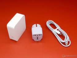 Carregador com cabo USB-C (incluído) e um adaptador (não incluído)