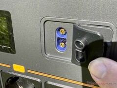 Assistência de partida e portas de bateria auxiliar sob a tampa