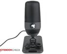 Tocha Roccat em mãos detalhadas: Microfone de nível de entrada para jogadores e streamers com painel misturador
