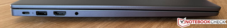 Esquerda: USB-C 3.2 Gen. 1 (5 GBit/s, modo DisplayPort ALT, Power Delivery), USB-A 3.2 Gen.1 (5 GBit/s), HDMI 1.4, áudio de 3,5 mm
