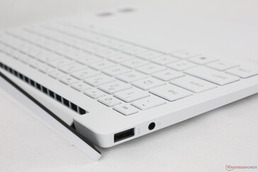 Grelhas de ventilação escondidas sob a dobradiça da barra