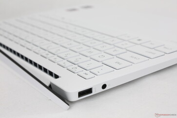 Grelhas de ventilação escondidas sob a dobradiça da barra