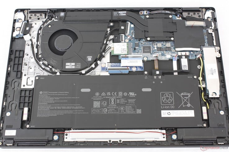 Parte interna do OmnoBook X Flip 16. Não há espaço para um segundo SSD
