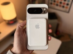 Um novo Pixel com um acessório antigo Apple. (Fonte da imagem: @1PaulJ_ via X)