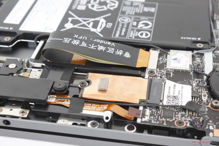 Suporta apenas SSDs M.2 2242 mais curtos, sem opções secundárias