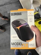 Frente da caixa de vazamento do mouse gamer Glorious Model O3. (Fonte da imagem: @therightclicks on X)