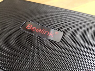 O logotipo Beelink parece sempre mudar, dependendo do modelo do mini PC. Aqui ele é vermelho ao invés do habitual amarelo ou branco