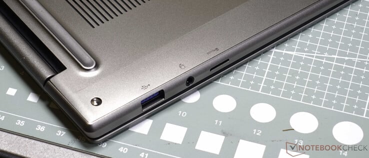 Lado direito: USB-3-A, fone de ouvido de 3,5 mm, microSD
