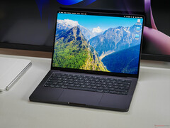 O MacBook Pro M5 em uma mesa.