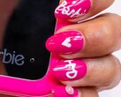 O telefone flip HMD Barbie apresenta a marca Barbie em fonte grande e a clássica borda "Barbie-rosa" do aparelho. (Fonte da imagem: HMD via X/Twitter)