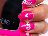 O telefone flip HMD Barbie apresenta a marca Barbie em fonte grande e a clássica borda "Barbie-rosa" do aparelho. (Fonte da imagem: HMD via X/Twitter)