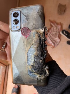 O OnePlus Nord 2 destruído em questão. (Imagem: @suhitrulz/Twitter)