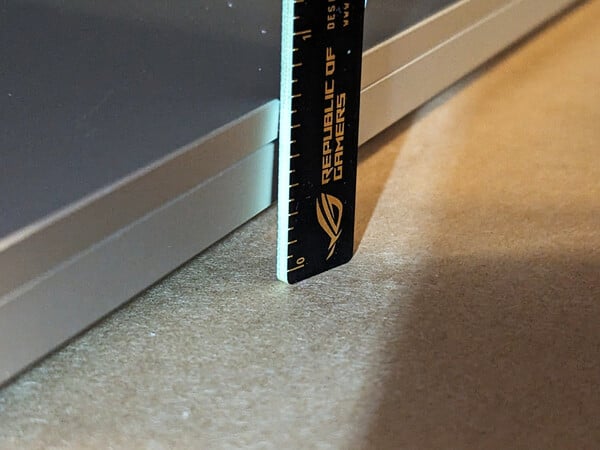 O Surface Laptop Ultra possui uma pequena saliência frontal para facilitar a abertura da tela.
