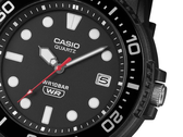 O Casio MRW-240H-1E1JF totalmente preto, na foto.