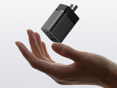 O Cuktech 6 mini tem uma configuração de três portas. Na foto: uma imagem promocional mostrando a opção de cor preta do adaptador. (Fonte da imagem: Cuktech)