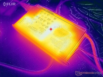 O adaptador CA pode atingir mais de 40 °C ao executar cargas exigentes, como jogos