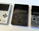 O primeiro protótipo do Game Bub à esquerda ainda tinha três botões (Fonte da imagem: Eli Lipsitz)