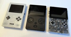 O primeiro protótipo do Game Bub à esquerda ainda tinha três botões (Fonte da imagem: Eli Lipsitz)