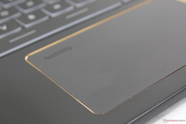 A superfície do Clickpad é lisa e sem textura, em contraste com a superfície ligeiramente áspera do teclado