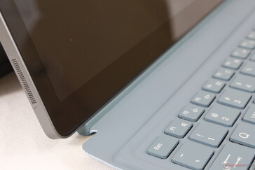 A base do teclado não pode ser inclinada ou inclinada, ao contrário do Surface Pro que possui ímãs adicionais