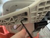 Apertar os apoios de braço sob o assento é um pouco trabalhoso com a chave Allen que vem no pacote — funciona melhor com uma chave de catraca.