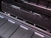 O filtro HEPA do Cybertruck leva apenas um minuto para ser substituído (imagem: Munro Live/YT)