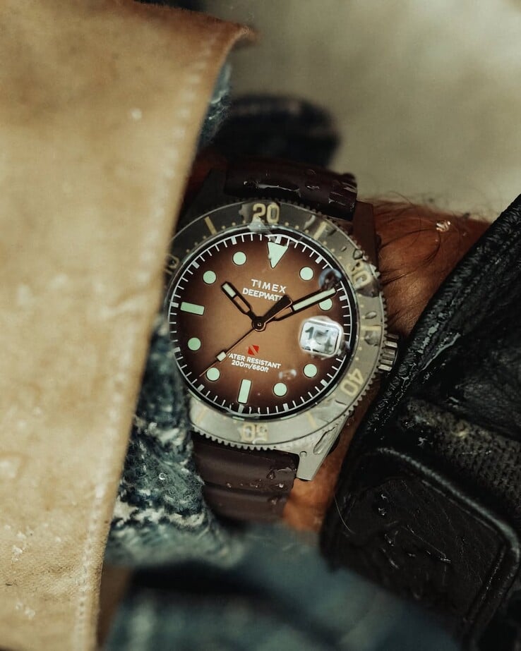 Relógio de mergulho Huckberry x Timex Deepwater Reef 200 com mostrador marrom, caixa de aço inoxidável, luneta preta e pulseira marrom combinando.
