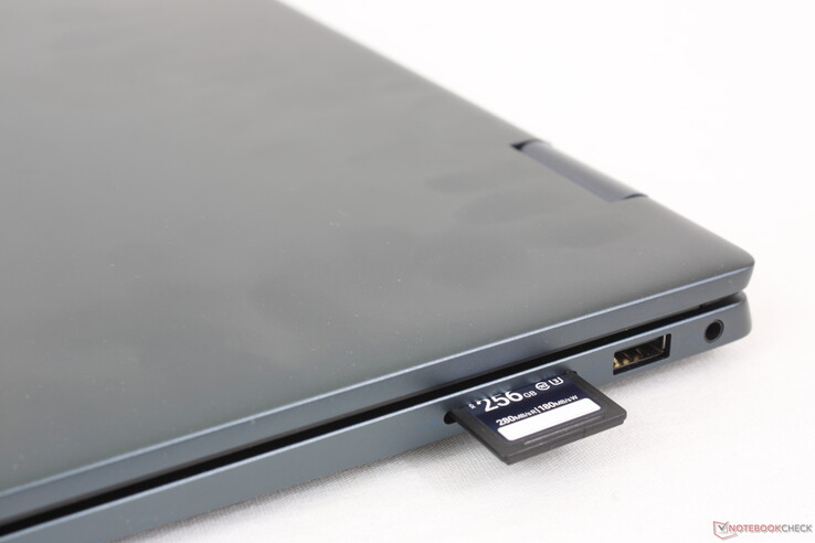 O cartão SD totalmente inserido se projeta pela metade de seu comprimento
