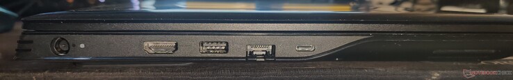 Esquerda: Adaptador AC, USB 3.1 Gen1 Tipo A, Gigabit RJ-45, USB 3.1 Gen2 Tipo C com DisplayPort-out