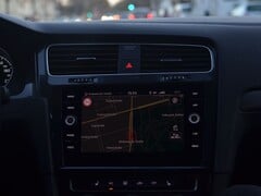 Painel de um carro com um mapa de navegação na tela do sistema de infoentretenimento
