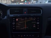 Painel de um carro com um mapa de navegação na tela do sistema de infoentretenimento