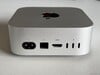 Parte traseira: Alimentação, Ethernet de 2,5 Gbps, HDMI 2.1, 3 portas USB-C 4.0 com Thunderbolt 4