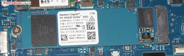 Um SSD NVMe serve como acionamento do sistema.