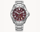 O Citizen Promaster Land GMT BJ7150-50W, retratado em um fundo branco texturizado. (Fonte da imagem: Citizen US)