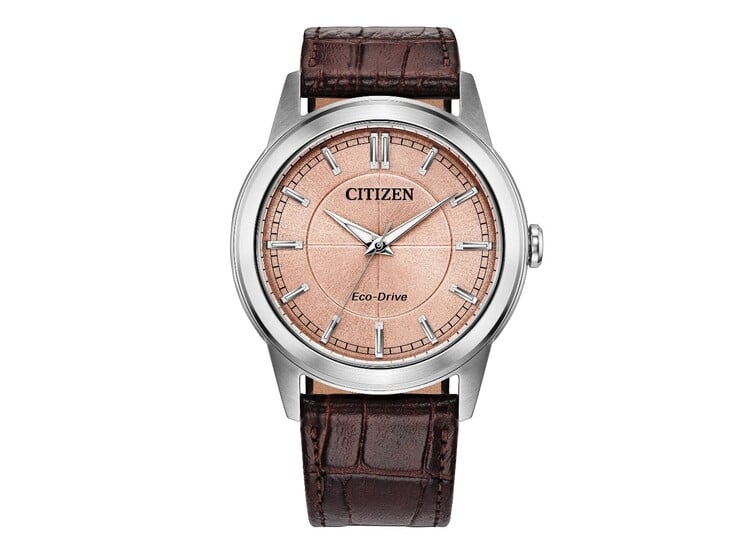 O relógio Citizen Rolan AW2110-14Z apresenta um mostrador cor de salmão, caixa em aço inoxidável e pulseira de couro marrom.