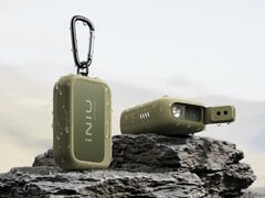 O power bank INIU Outdoor Rugged 10000 vem com uma lanterna de luz branca/vermelha integrada, um encaixe para tripé e um clipe.