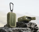 O power bank INIU Outdoor Rugged 10000 vem com uma lanterna de luz branca/vermelha integrada, um encaixe para tripé e um clipe.