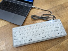 O Lofree 1% é um teclado semi-transparente com interruptores MX &quot;Jellyfish&quot; envolto em um deck de policarbonato