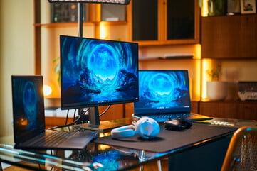 Opção econômica: O Alienware AW2726DM oferece um contraste QD-OLED marcante e taxas de atualização de 240 Hz a um preço bem mais acessível, proporcionando uma excelente opção de monitor externo para notebooks para jogos.