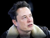 Elon Musk discursando na conferência Atreju em Roma (imagem: Independent/YT)