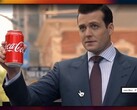 Gabriel Macht como Harvey Specter segurando uma lata de Coca-Cola em uma cena usada para demonstrar a colocação de produto gerada por IA do Halftime (Fonte da imagem: @xai via X, antigo Twitter)