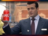 Gabriel Macht como Harvey Specter segurando uma lata de Coca-Cola em uma cena usada para demonstrar a colocação de produto gerada por IA do Halftime (Fonte da imagem: @xai via X, antigo Twitter)
