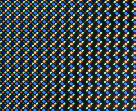 O layout de pixels do iPhone 18 Pro Max, com a área de menor densidade à esquerda, permitindo que o sensor infravermelho sob a tela funcione