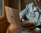 Fonte da imagem: Pessoa usando um laptop Microsoft Surface perto de uma janela (Fonte da imagem: Surface on Unsplash)